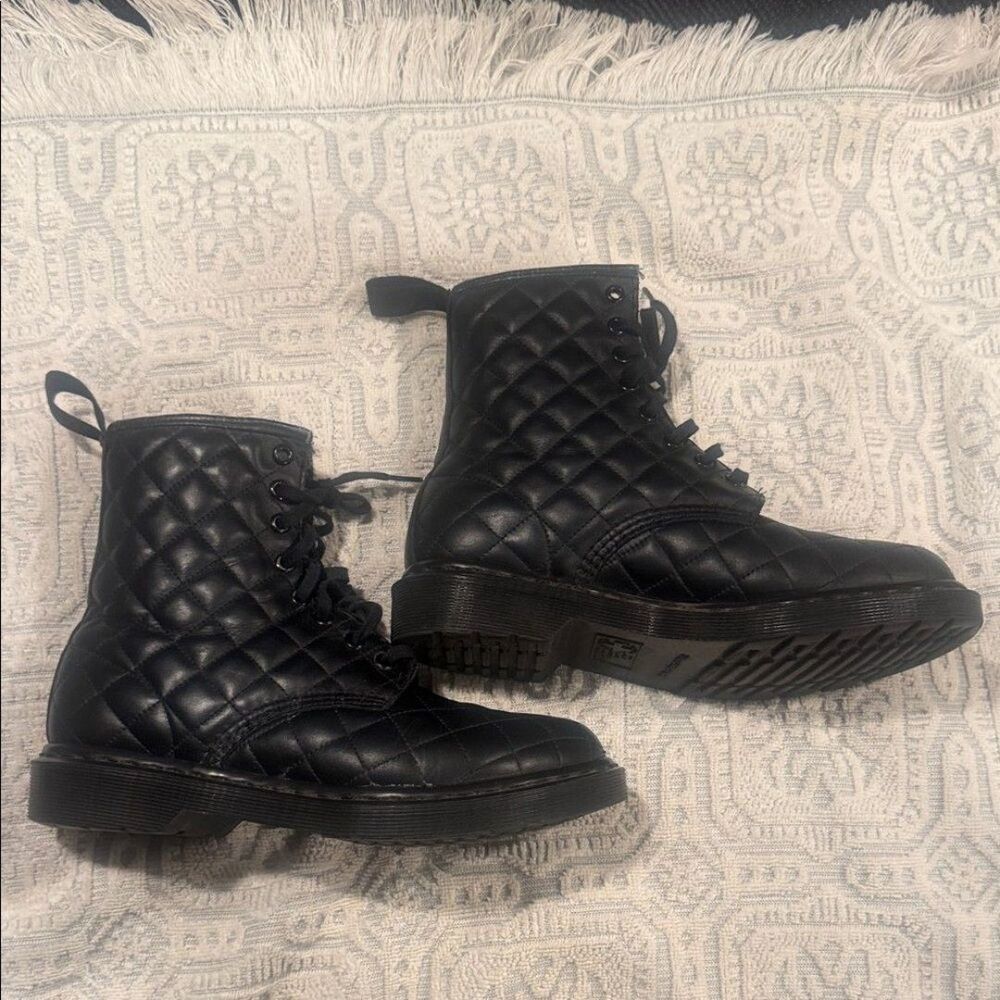 DR MARTENS CORALIE WOMENS S 7Quilted Black Leather  Boots